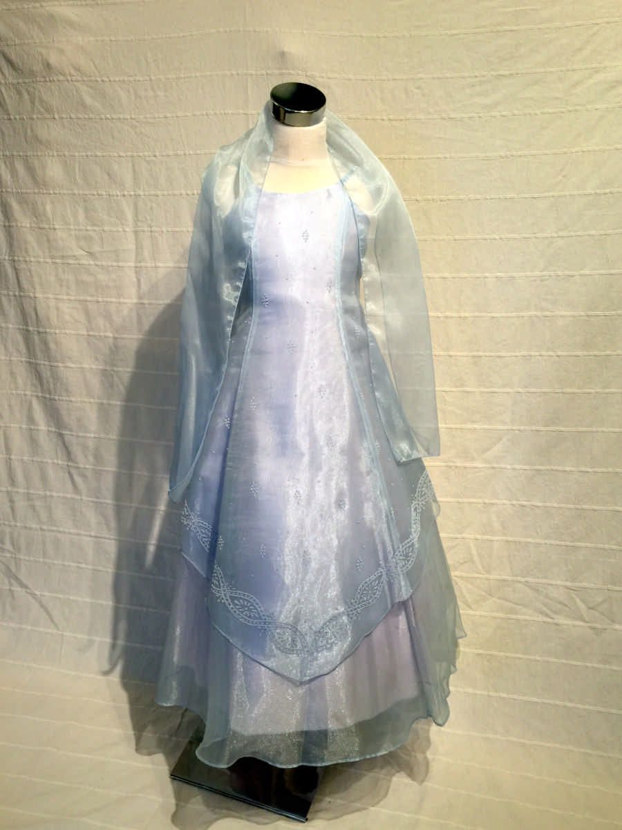 KO 145 16600.-Ft : kék gyöngyház gyerek koszorúslány ruha válán fátyolszerű széles vállkendővel A vonalú sifon ruha 
minden méretben