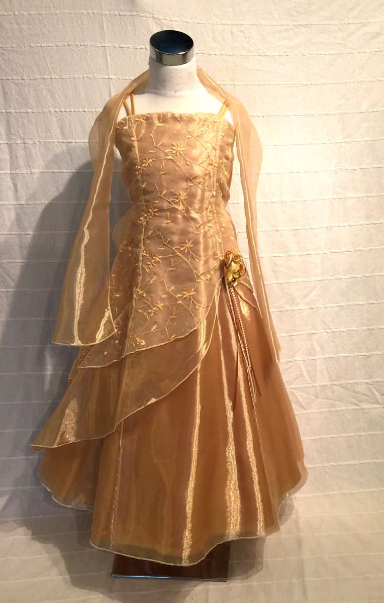 KO 148 19800.-Ft : Arany gyerek koszorúslány ruha válán fátyolszerű széles vállkendővel A vonalú sifon ruha 
minden méretben
 